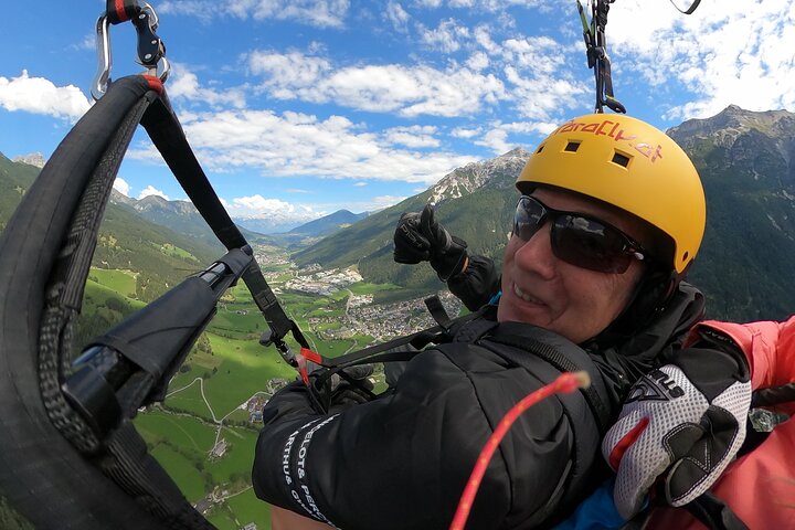 Parapente en tandem avec le champion du monde et son équipe, vallée de Stubai