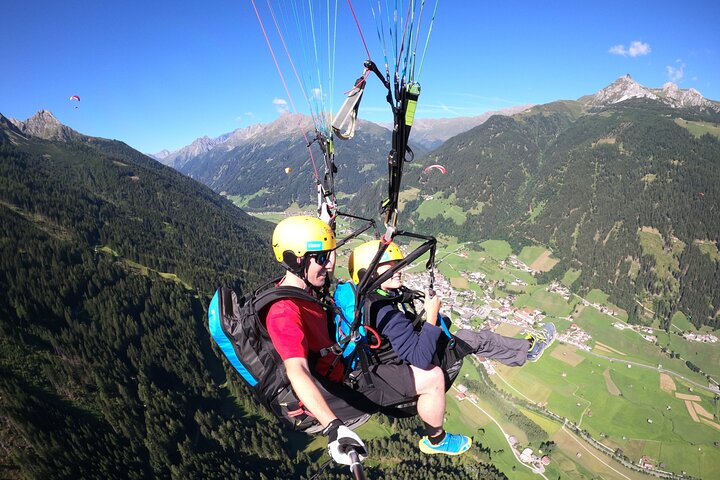 Parapente en tandem avec le champion du monde et son équipe, vallée de Stubai