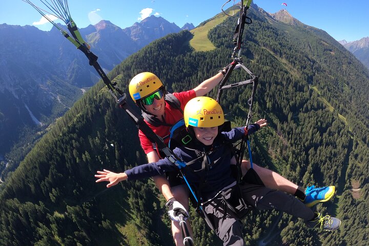 Parapente en tandem avec le champion du monde et son équipe, vallée de Stubai