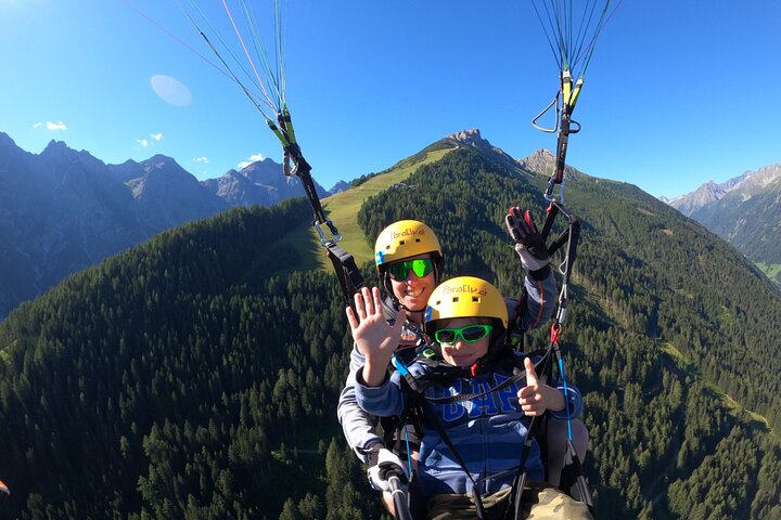 Parapente en tandem avec le champion du monde et son équipe, vallée de Stubai