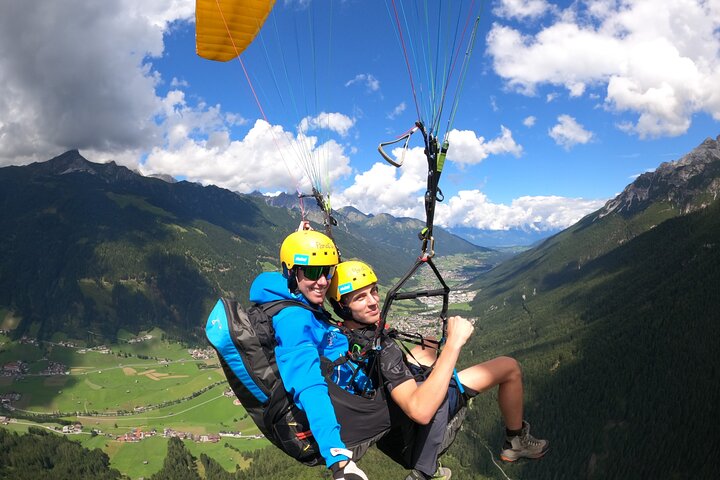 Parapente en tandem avec le champion du monde et son équipe, vallée de Stubai