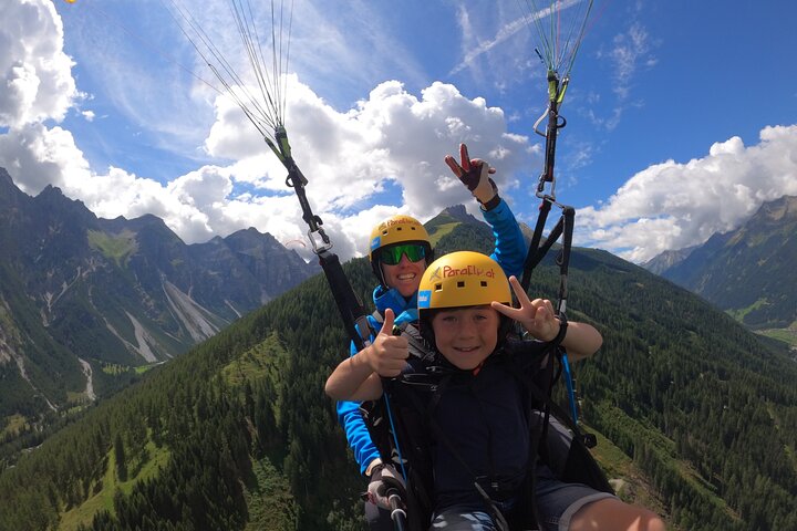 Parapente en tandem avec le champion du monde et son équipe, vallée de Stubai