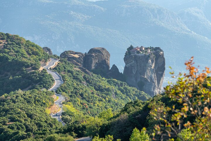De Atenas: viagem de um dia pela história das cavernas e mosteiros de Meteora de trem
