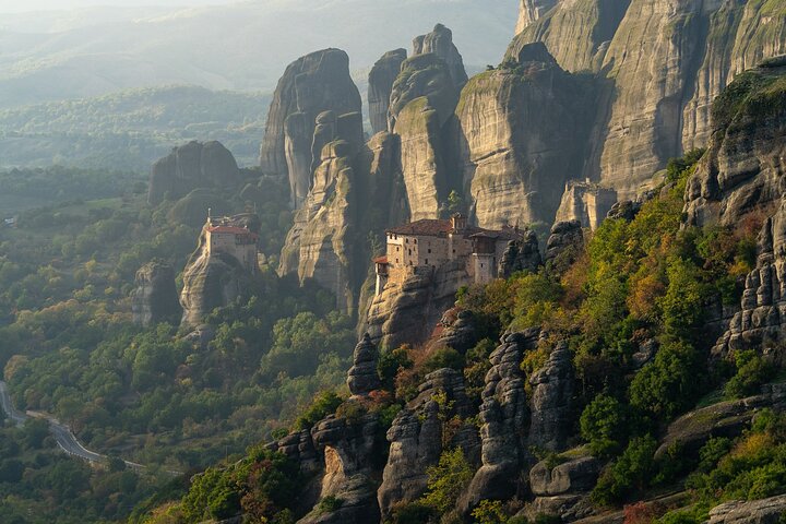 De Atenas: viagem de um dia pela história das cavernas e mosteiros de Meteora de trem
