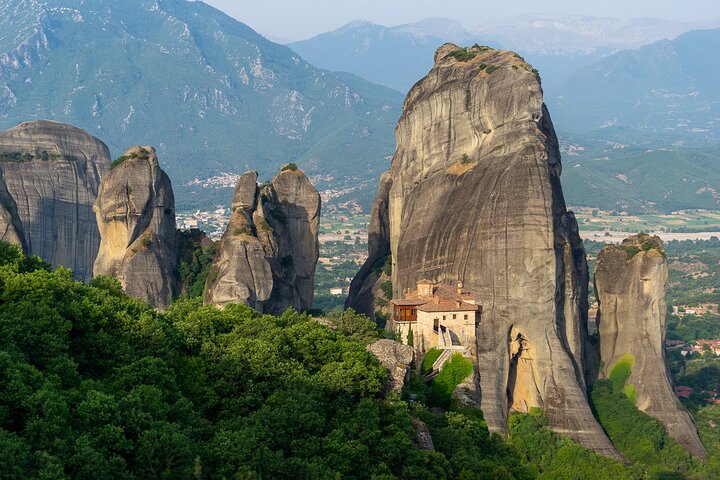 De Atenas: viagem de um dia pela história das cavernas e mosteiros de Meteora de trem