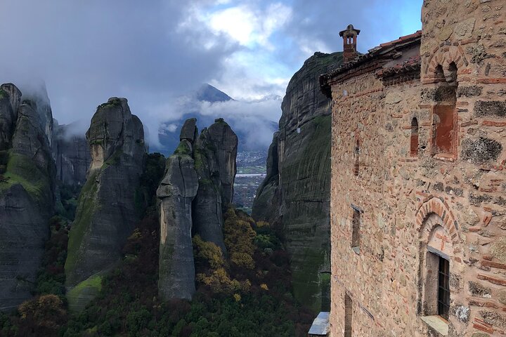 De Atenas: viagem de um dia pela história das cavernas e mosteiros de Meteora de trem