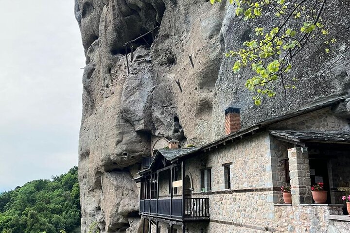 De Atenas: viagem de um dia pela história das cavernas e mosteiros de Meteora de trem