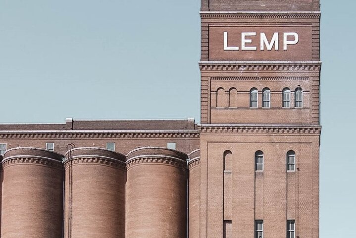 Recorrido por las obras de botellas de la cervecería embrujada Lemp
