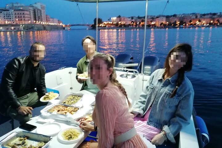 Passeio de barco, festa em barco, observação de golfinhos, pesca.