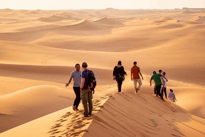 Dubai 4-timmars safari i röda öknen, kamelridning, sandboarding och falk