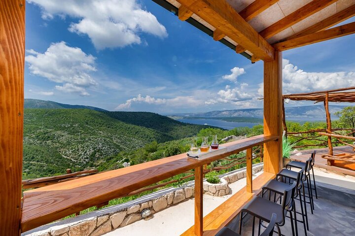 Wijnproeverij Rondreis vanuit Hvar - Familiewijnmakerij op een heuveltop