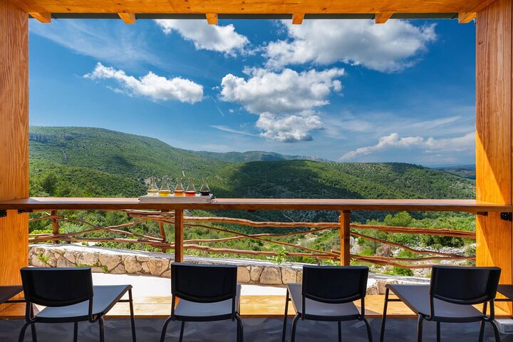 Wijnproeverij Rondreis vanuit Hvar - Familiewijnmakerij op een heuveltop