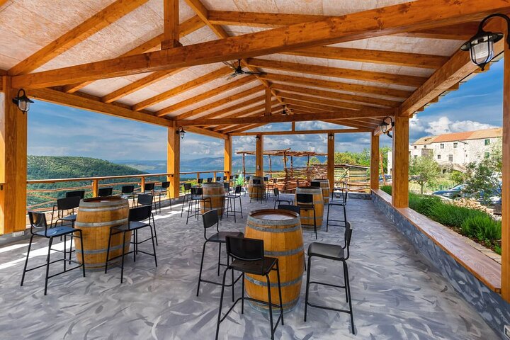 Wijnproeverij Rondreis vanuit Hvar - Familiewijnmakerij op een heuveltop
