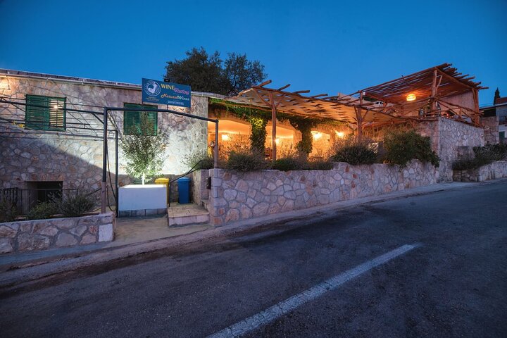 Wijnproeverij Rondreis vanuit Hvar - Familiewijnmakerij op een heuveltop