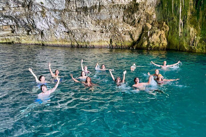 Excursão de barco privado em Vlore para Haxhi Ali Cave & Karaburun Beach