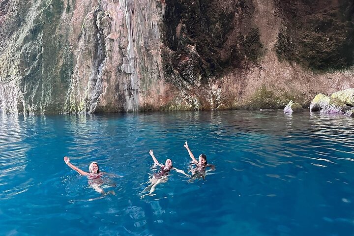 Excursão de barco privado em Vlore para Haxhi Ali Cave & Karaburun Beach