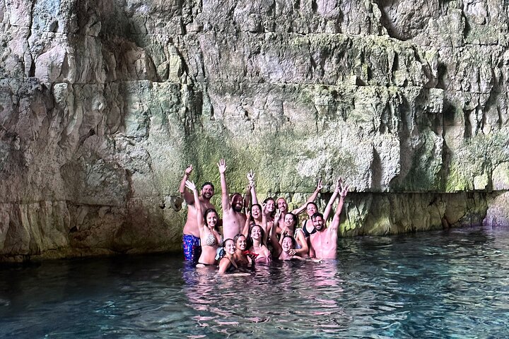 Excursão de barco privado em Vlore para Haxhi Ali Cave & Karaburun Beach