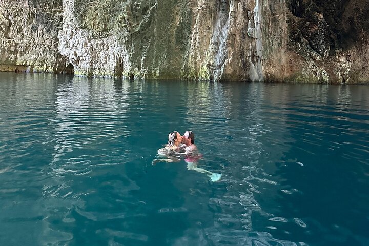Excursão de barco privado em Vlore para Haxhi Ali Cave & Karaburun Beach