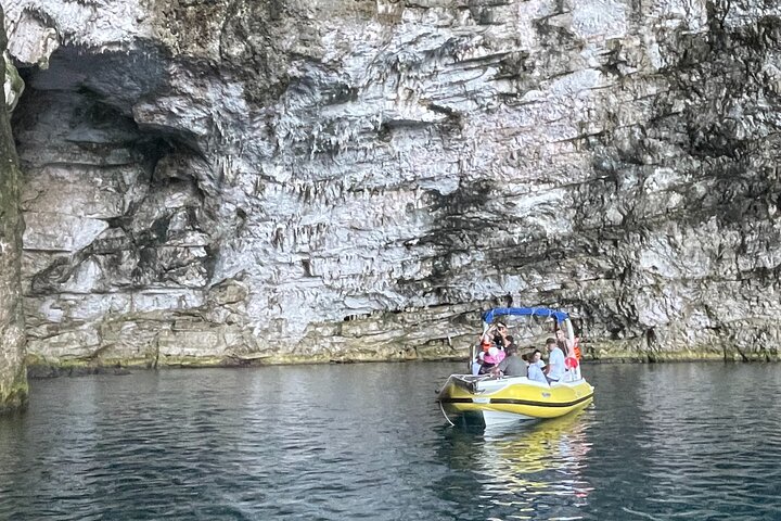 Excursão de barco privado em Vlore para Haxhi Ali Cave & Karaburun Beach