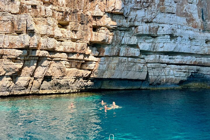 Excursão de barco privado em Vlore para Haxhi Ali Cave & Karaburun Beach