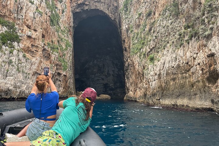 Excursão de barco privado em Vlore para Haxhi Ali Cave & Karaburun Beach