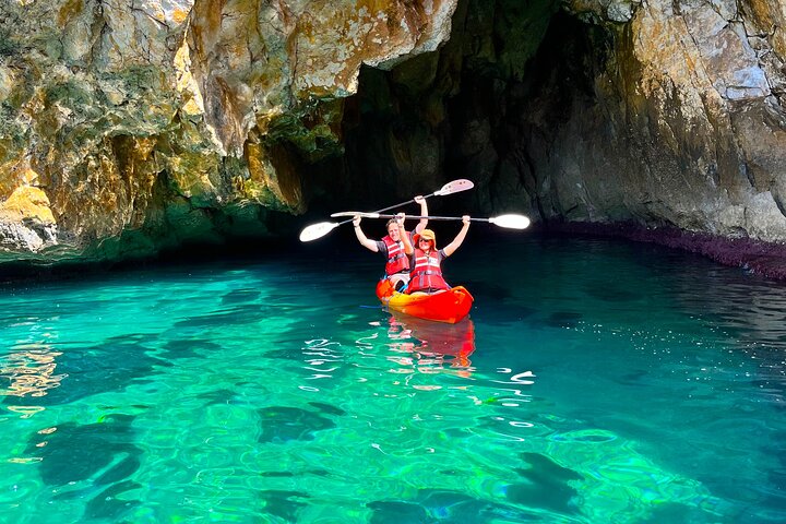 Cuevas inexploradas y paraíso para practicar snorkel: tour en kayak por Cala Granadella