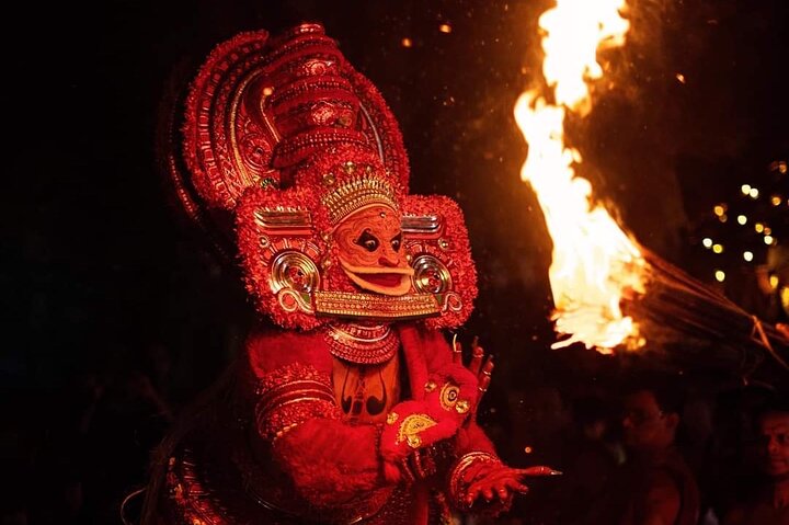Theyyam rituele verkenning privétour in Kannur met pick-up