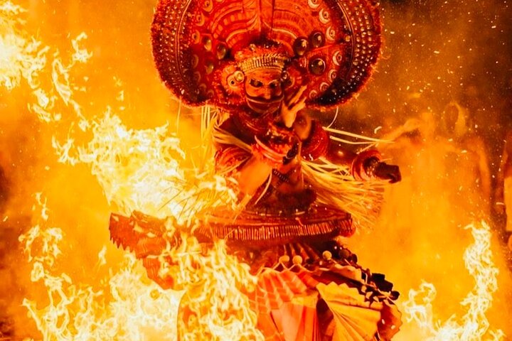 Theyyam rituele verkenning privétour in Kannur met pick-up