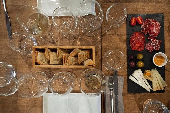 Barcelona: Wine and Tapas Pairing Experience