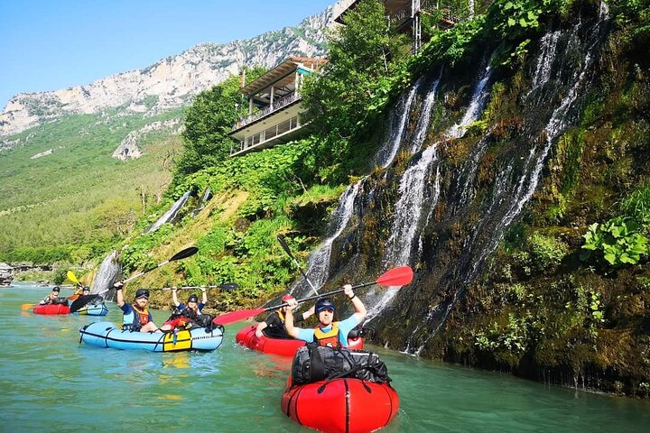 Geweldige Rafting-ervaring op de Last Wild Vjosa-rivier van Europa in Permet, Albanië