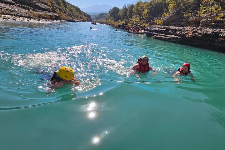 Geweldige Rafting-ervaring op de Last Wild Vjosa-rivier van Europa in Permet, Albanië