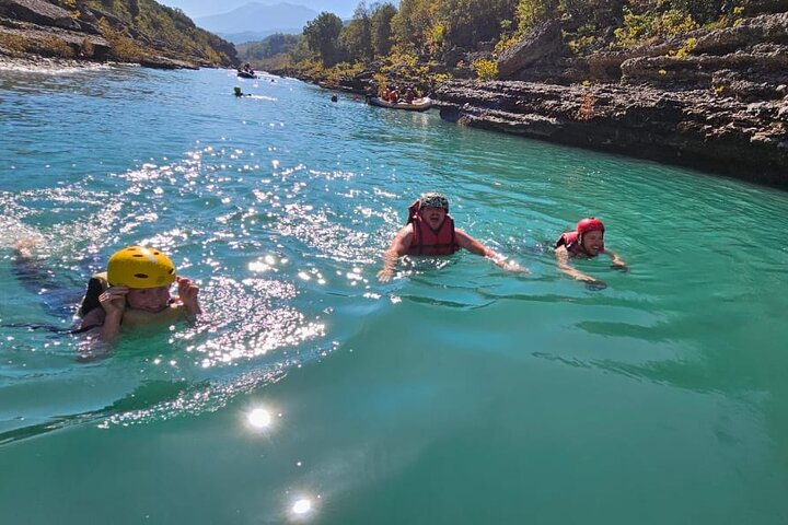 Geweldige Rafting-ervaring op de Last Wild Vjosa-rivier van Europa in Permet, Albanië