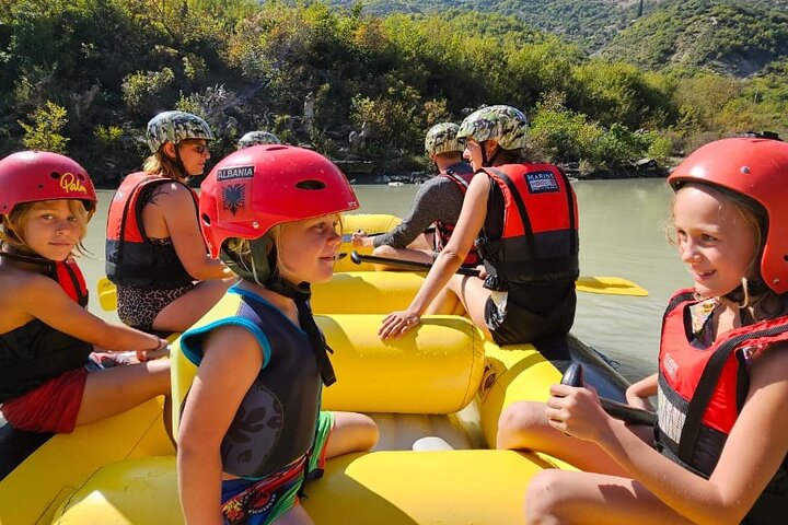Geweldige Rafting-ervaring op de Last Wild Vjosa-rivier van Europa in Permet, Albanië