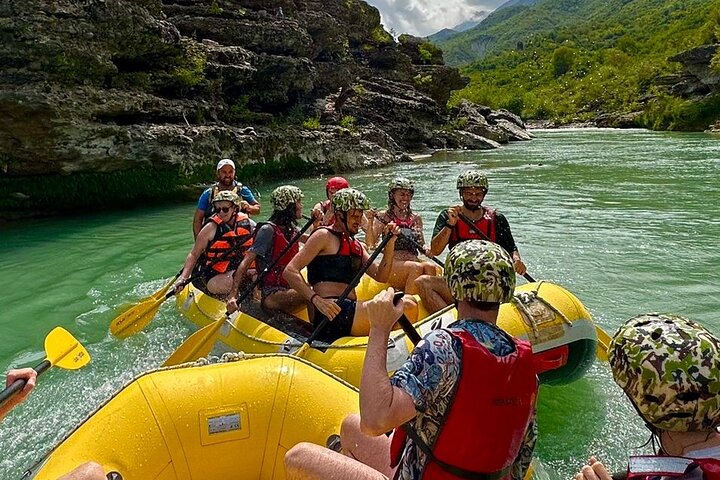 Geweldige Rafting-ervaring op de Last Wild Vjosa-rivier van Europa in Permet, Albanië