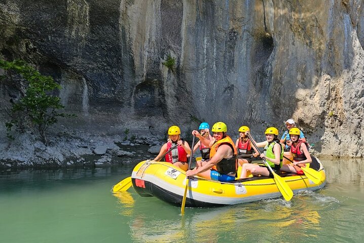 Geweldige Rafting-ervaring op de Last Wild Vjosa-rivier van Europa in Permet, Albanië