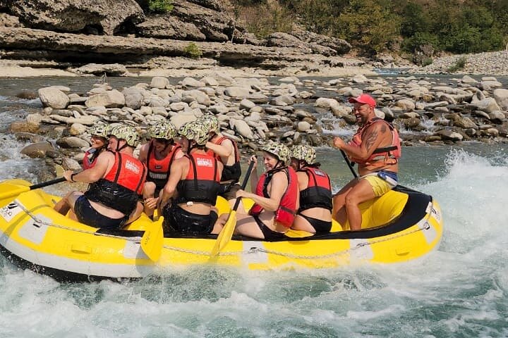 Geweldige Rafting-ervaring op de Last Wild Vjosa-rivier van Europa in Permet, Albanië