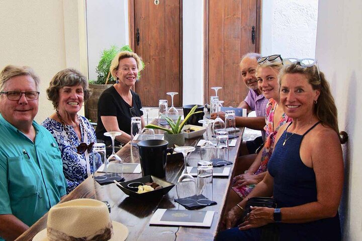 Santorini Weinabenteuer mit 12 Weinproben, Tapas und Sonnenuntergang