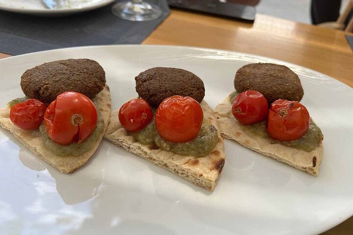 Excursão privada: aula de culinária em Santorini e excursão de degustação de vinhos