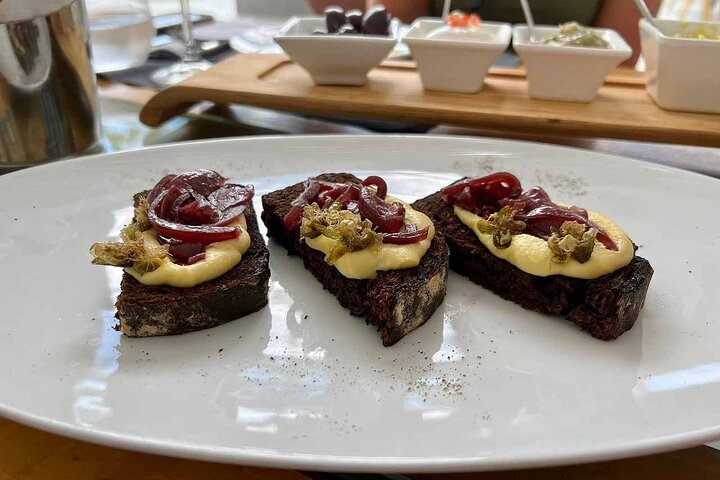 Excursão privada: aula de culinária em Santorini e excursão de degustação de vinhos