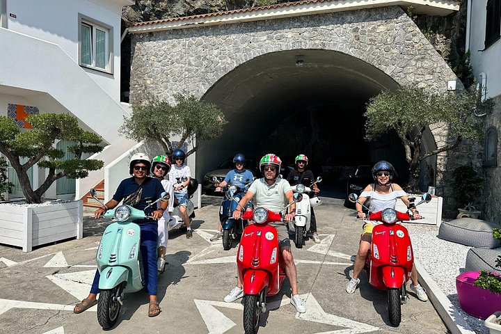 Autentisk Vespa Tour af Amalfikysten Positano og Ravello besøg