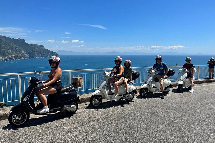 Autentisk Vespa Tour af Amalfikysten Positano og Ravello besøg