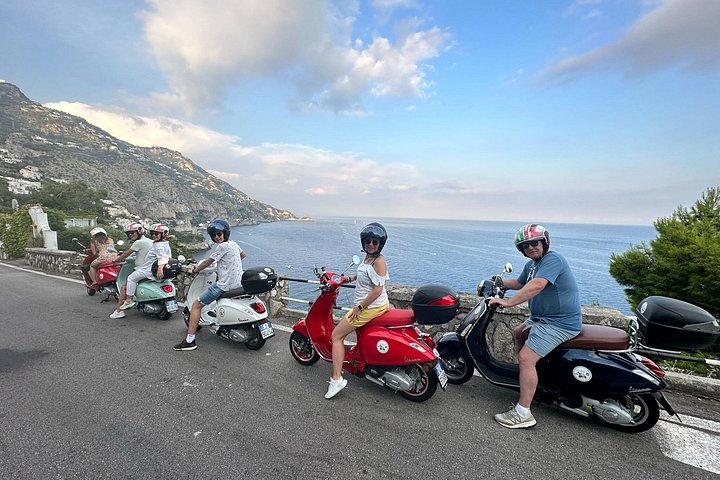 Autentisk Vespa Tour af Amalfikysten Positano og Ravello besøg