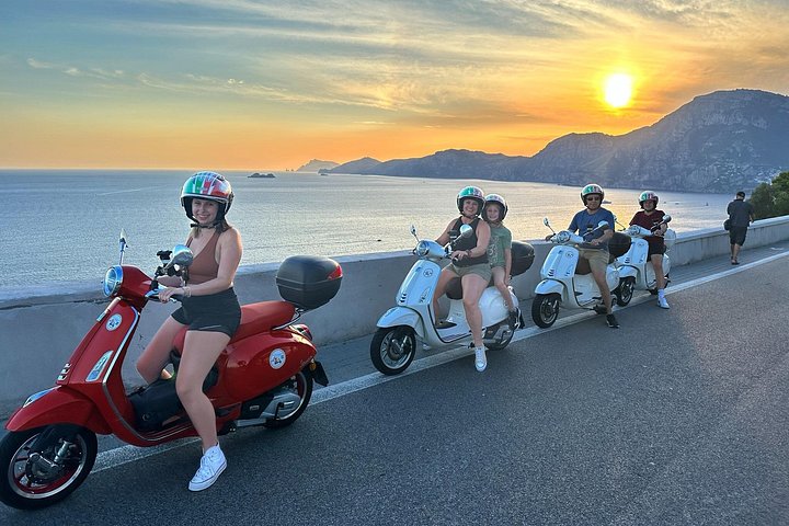 Autentisk Vespa Tour af Amalfikysten Positano og Ravello besøg