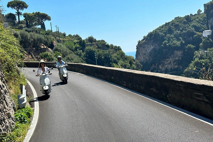 Autentisk Vespa Tour af Amalfikysten Positano og Ravello besøg