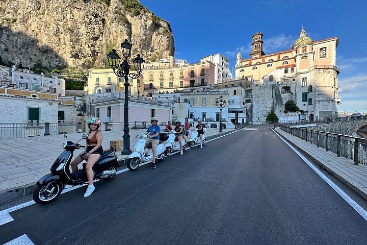 Autentisk Vespa Tour af Amalfikysten Positano og Ravello besøg