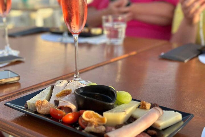Santorini Weinabenteuer mit 12 Weinproben, Tapas und Sonnenuntergang