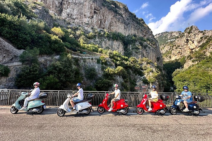 Autentisk Vespa Tour af Amalfikysten Positano og Ravello besøg