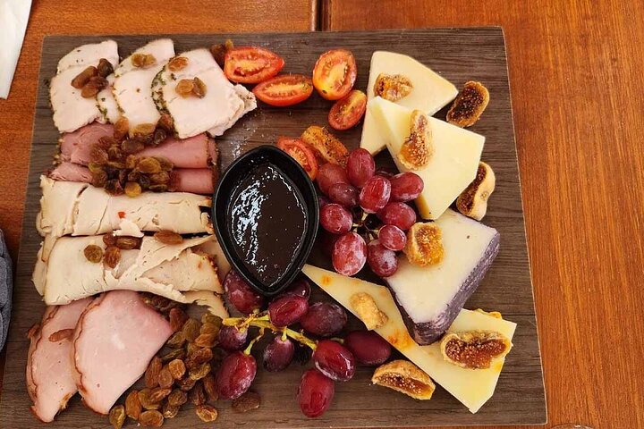 Excursão privada: aula de culinária em Santorini e excursão de degustação de vinhos