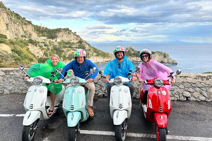 Autentisk Vespa Tour af Amalfikysten Positano og Ravello besøg