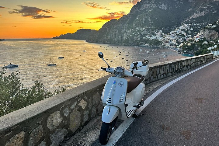 Autentisk Vespa Tour af Amalfikysten Positano og Ravello besøg